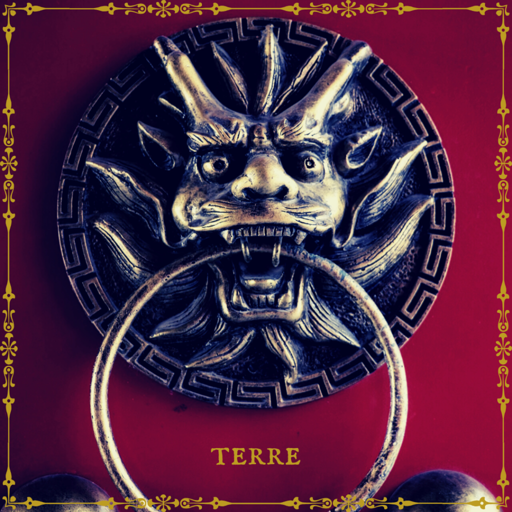 anneau de porte traditionnel représentant une tête de dragon sur fond rouge